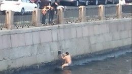 Video: A man in his underpants cannot get out of the river in the center of St. Petersburg